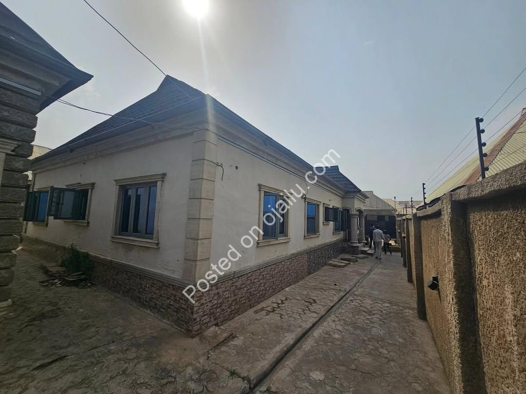 Spacious 4-Bedroom Family Haven with Mini-Flat in Idi-Ori