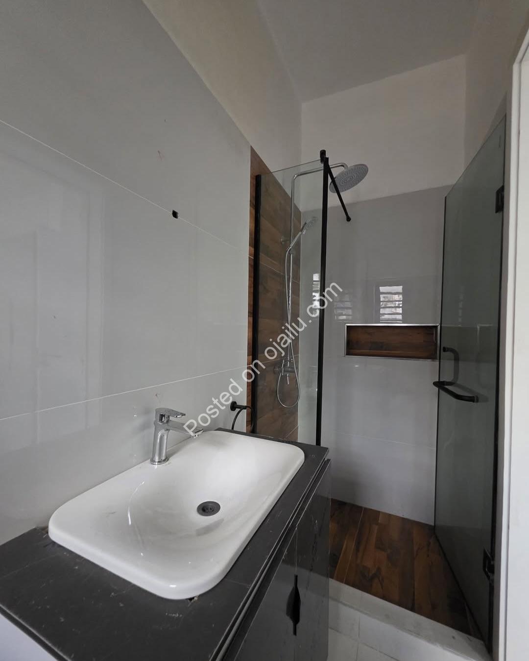 Modern 4-Bedroom Duplex in Prime Chevron