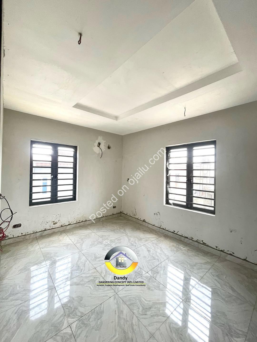Luxury Ikota Maisonettes: Ensuite Living, Walk-In Closet & Balcony