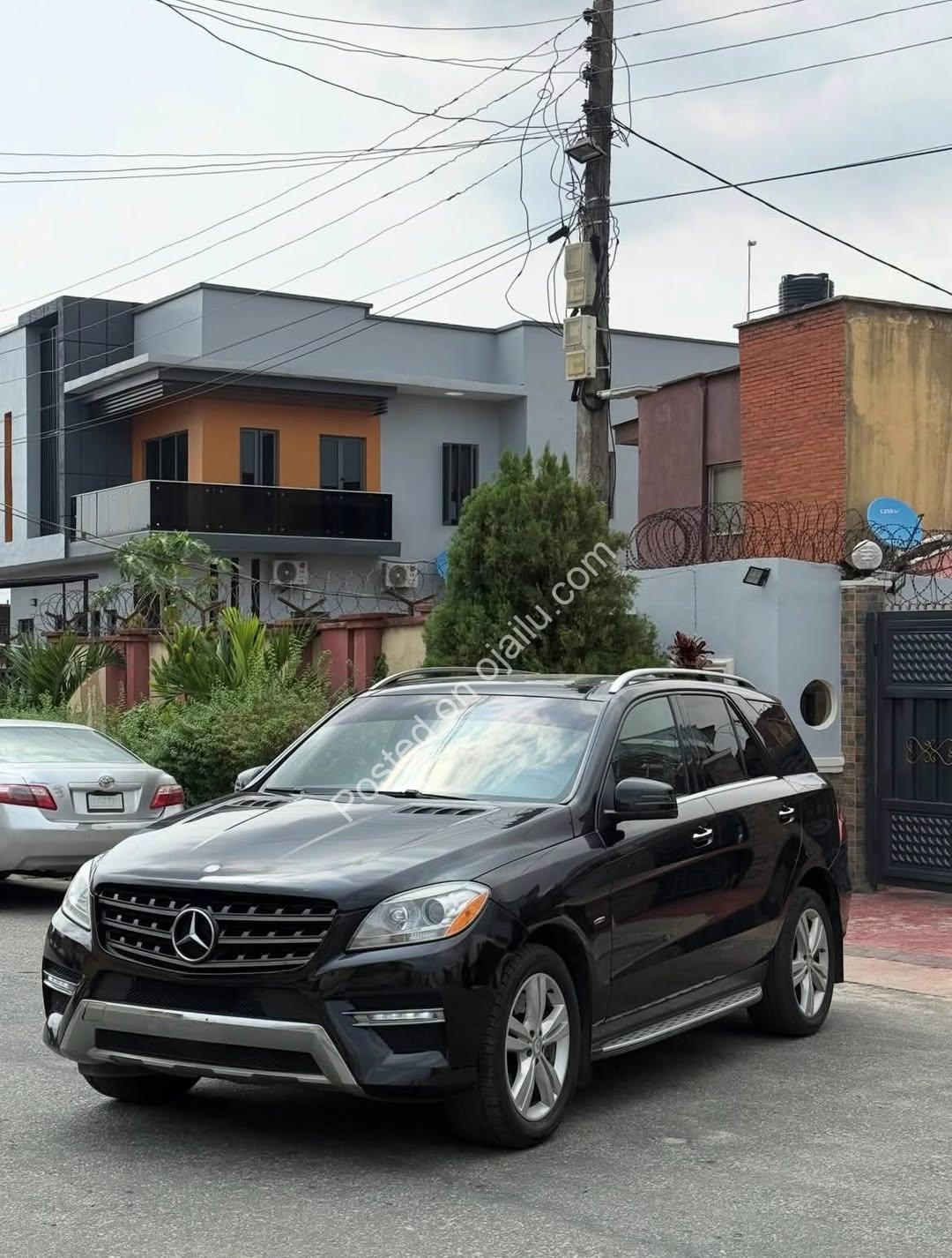 Luxury SUV: 2013 Mercedes ML350 4Matic