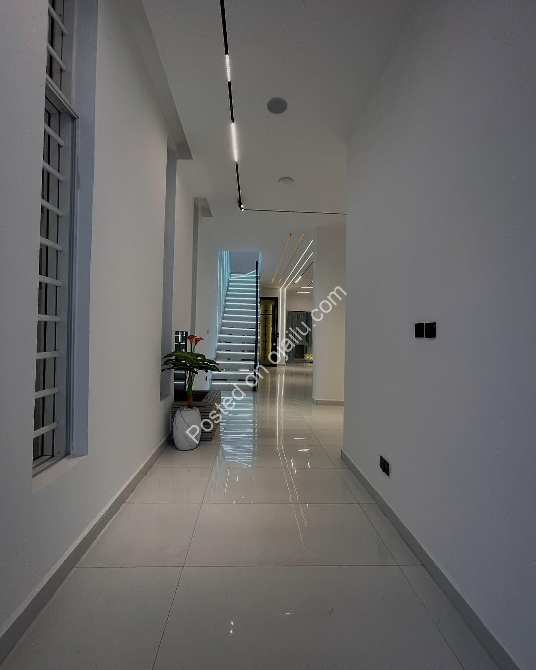 Elegant 5-Bed Oasis with Pool & Wine Bar in Lekki