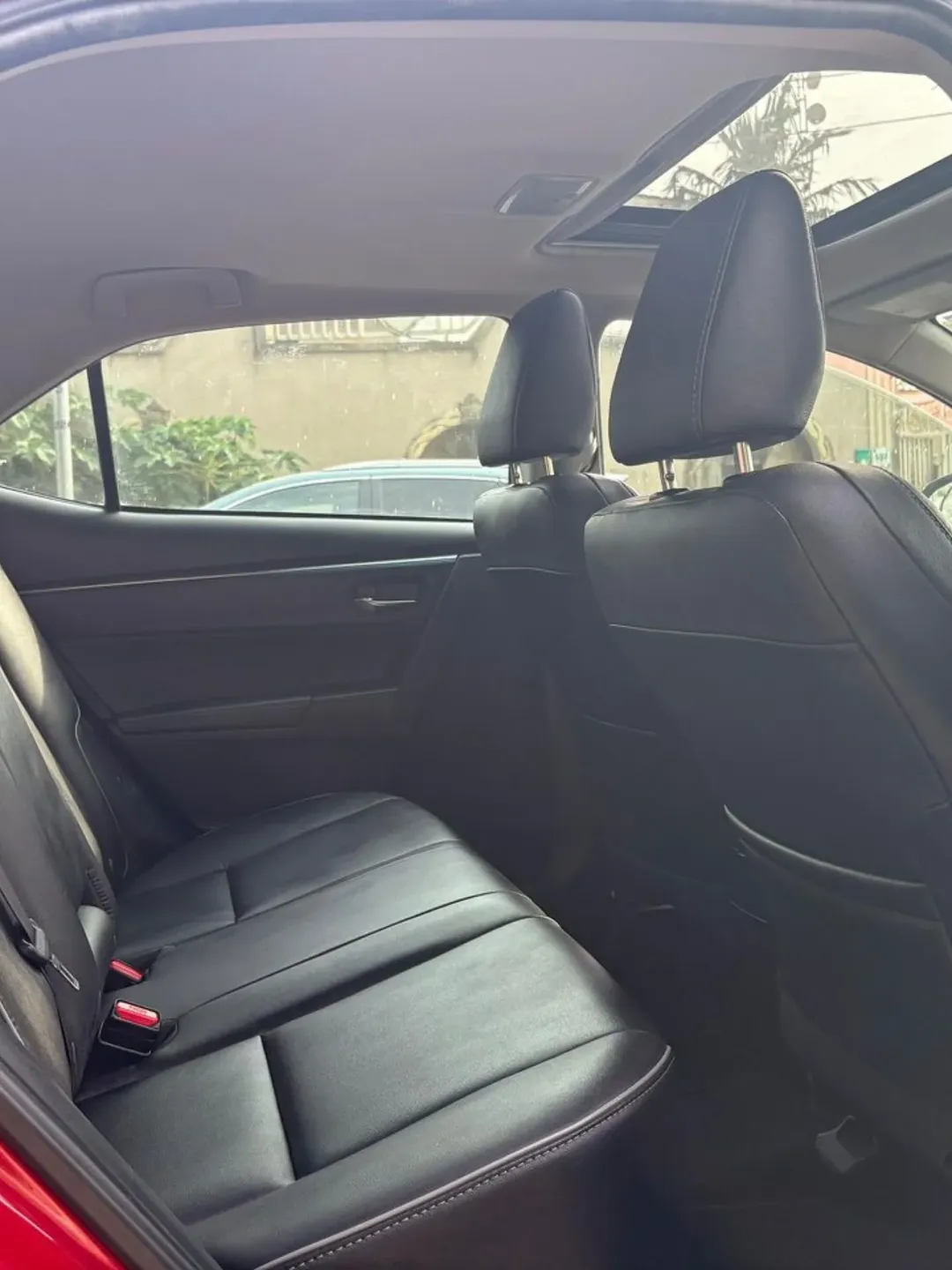 2015 Toyota Corolla SE: Loaded & Accident-Free – Drive Now!