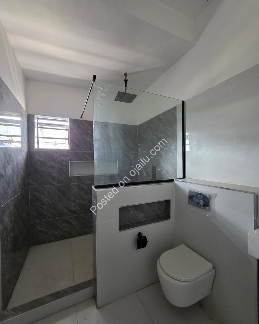 Modern 4-Bedroom Duplex in Prime Chevron