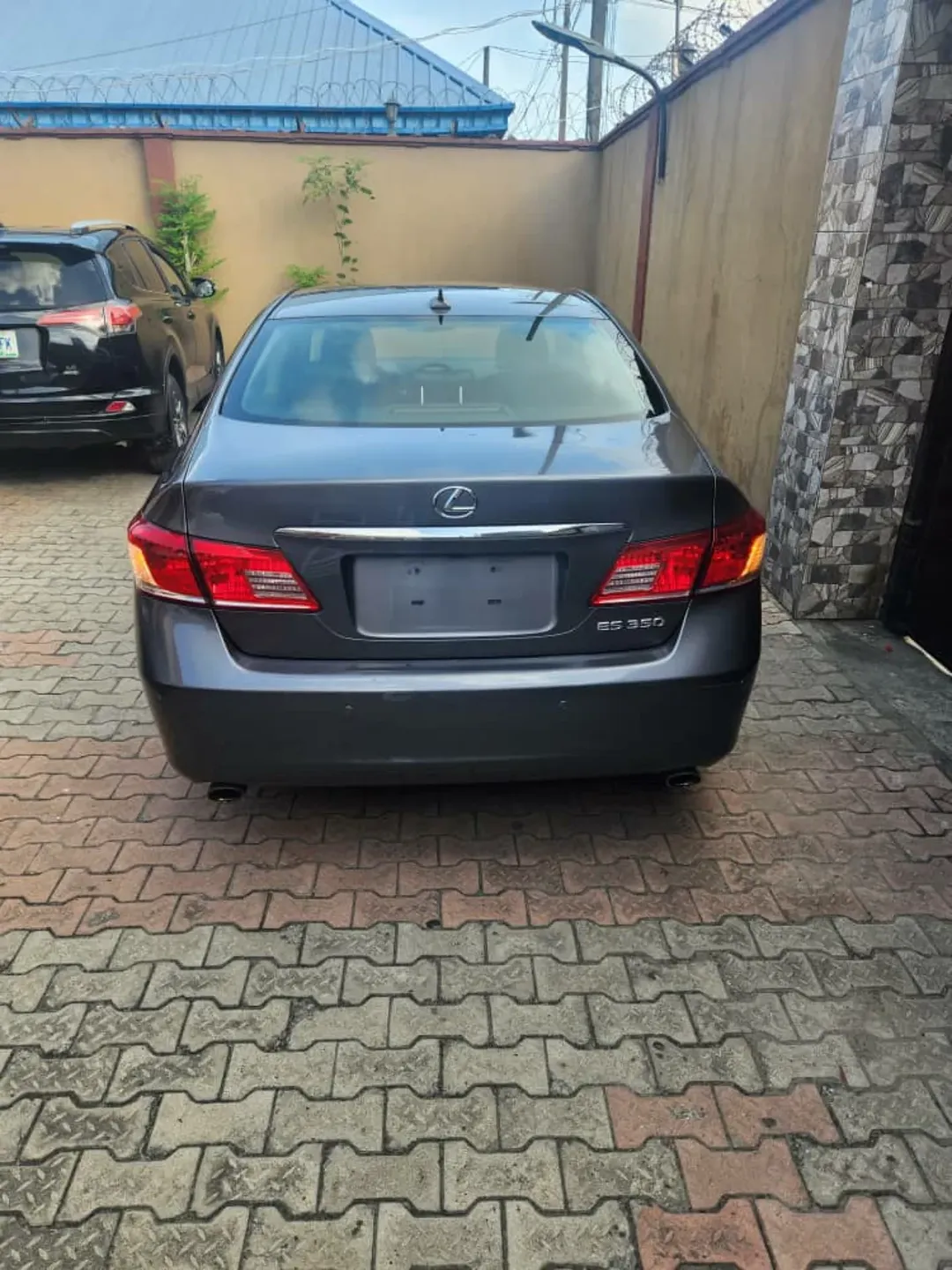 “Flawless Lexus ES 350 – Drive This Pristine Gem Home Today!”