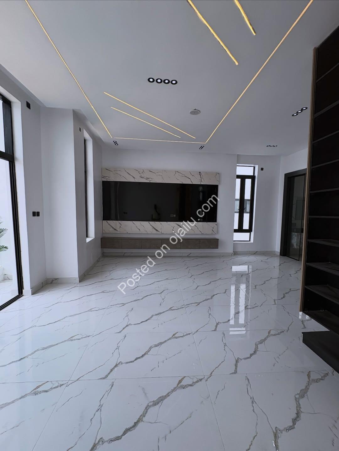 Dream Home Oasis: 4BR Duplex with Pool & BQ