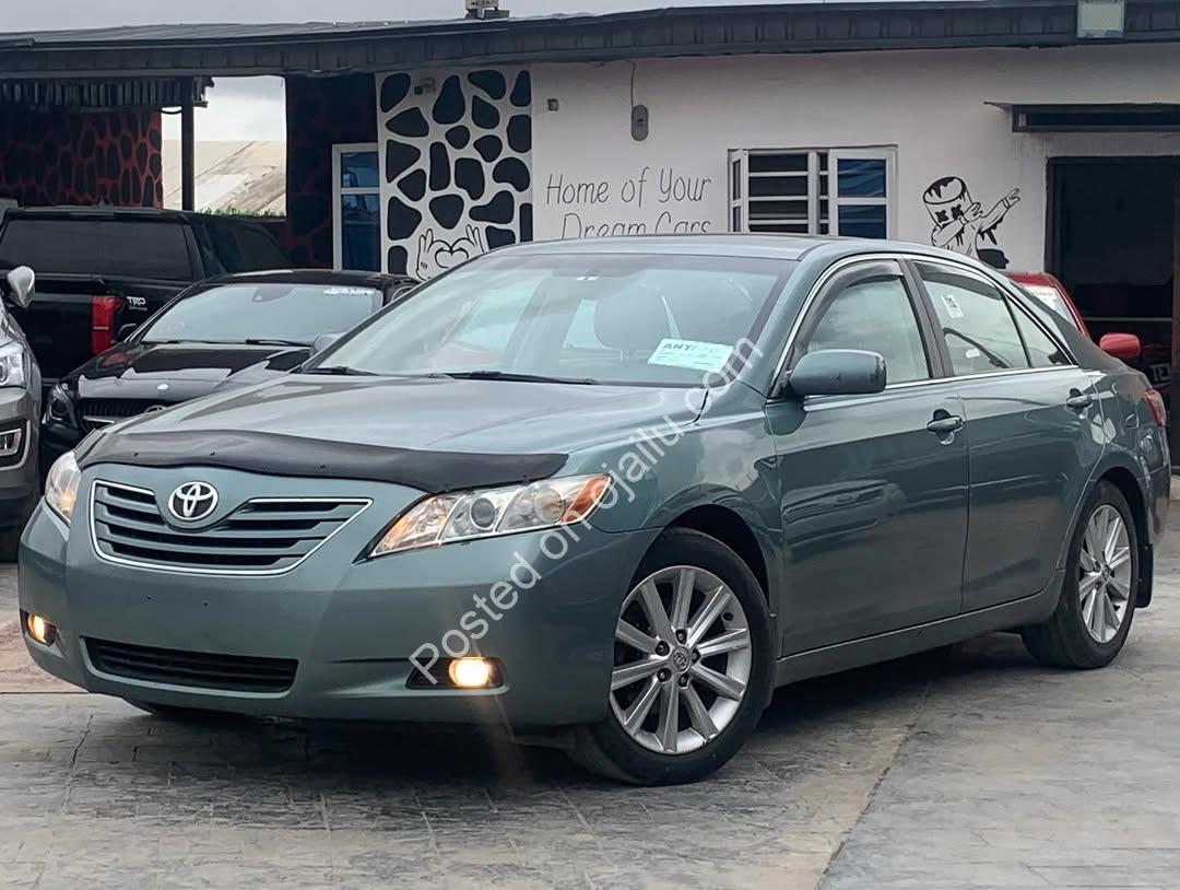 Unbeatable 2007 Camry XLE: V6 Power & Premium Features