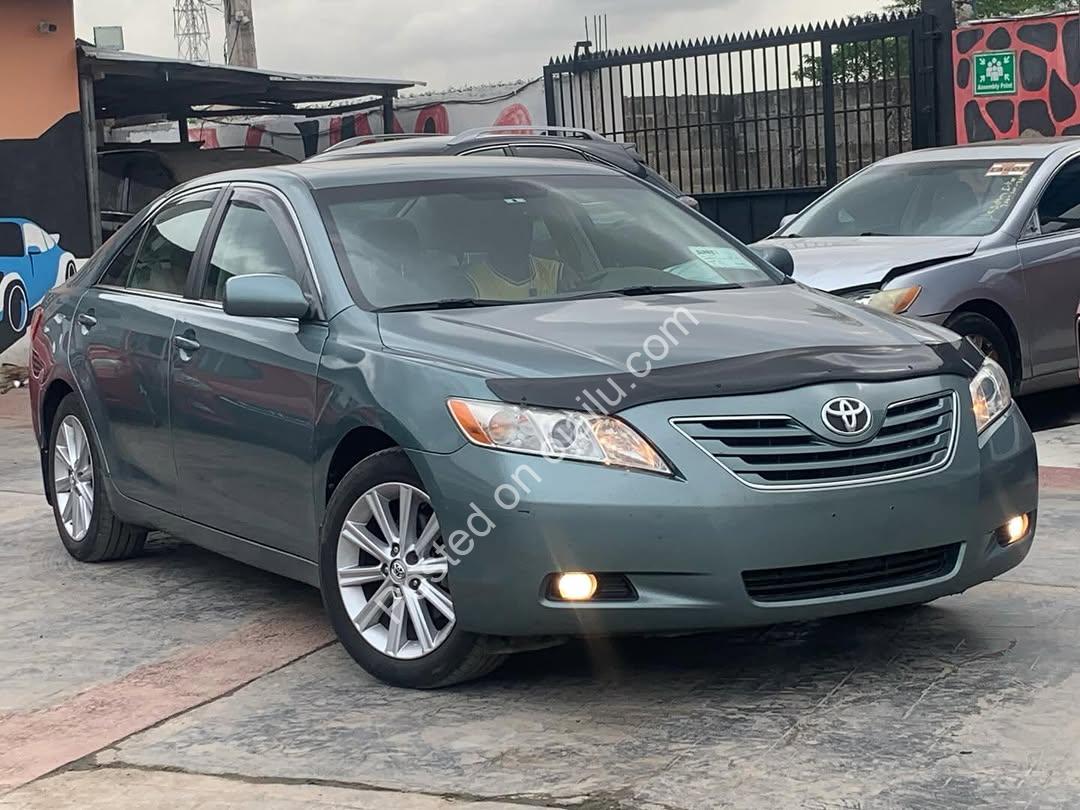 Unbeatable 2007 Camry XLE: V6 Power & Premium Features