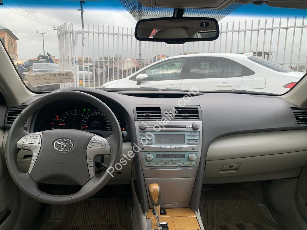 Unbeatable 2007 Camry XLE: V6 Power & Premium Features