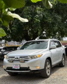 “Mint 2011 Toyota Highlander Limited: Keyless