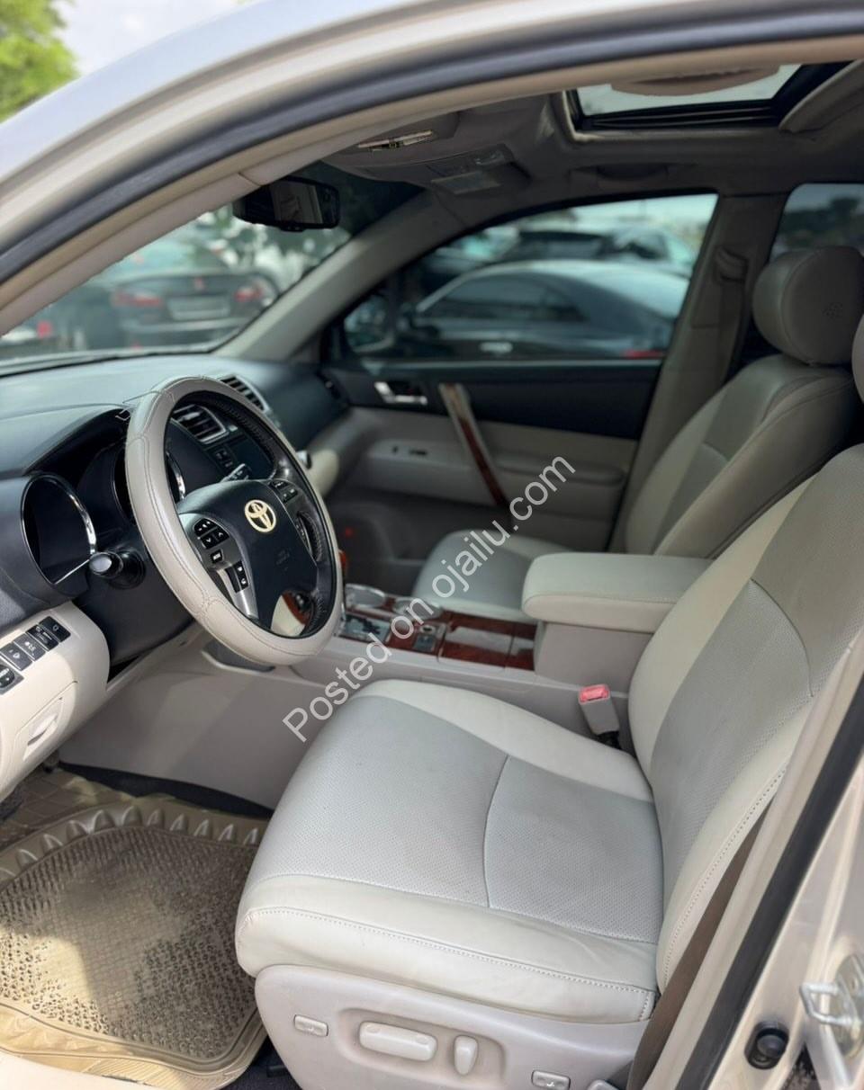 “Mint 2011 Toyota Highlander Limited: Keyless, Leather, Sunroof & More!”