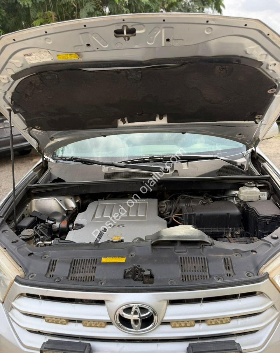 “Mint 2011 Toyota Highlander Limited: Keyless, Leather, Sunroof & More!”