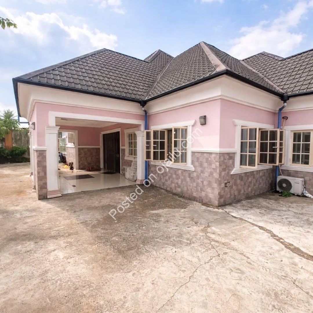Spacious 5-Bedroom Family Haven with Security