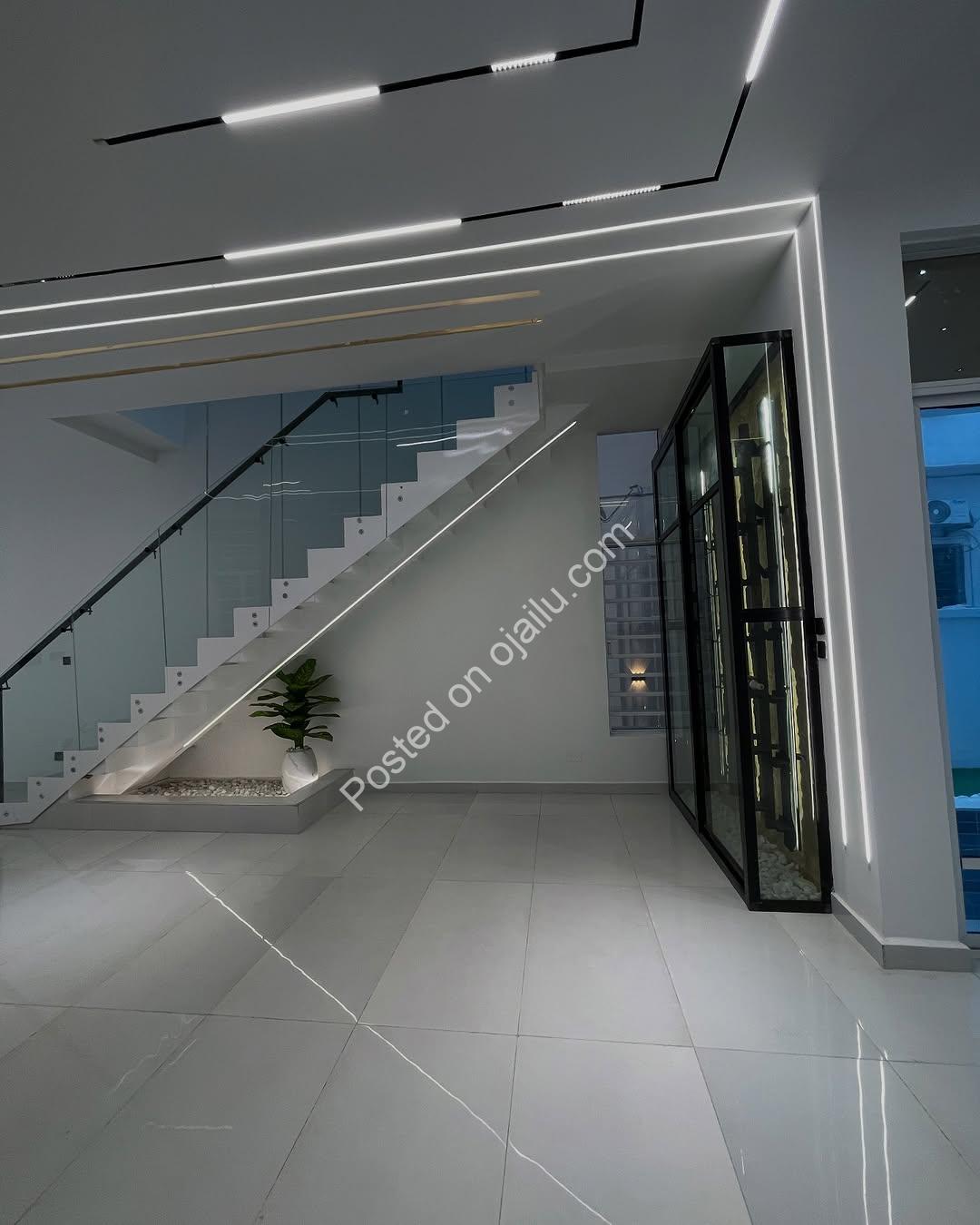 Elegant 5-Bed Oasis with Pool & Wine Bar in Lekki