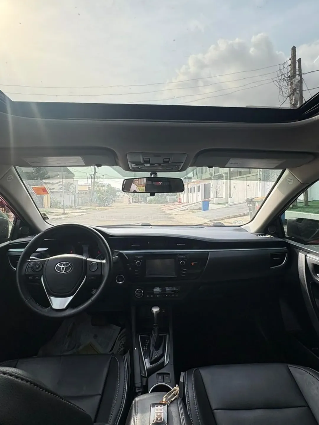 2015 Toyota Corolla SE: Loaded & Accident-Free – Drive Now!
