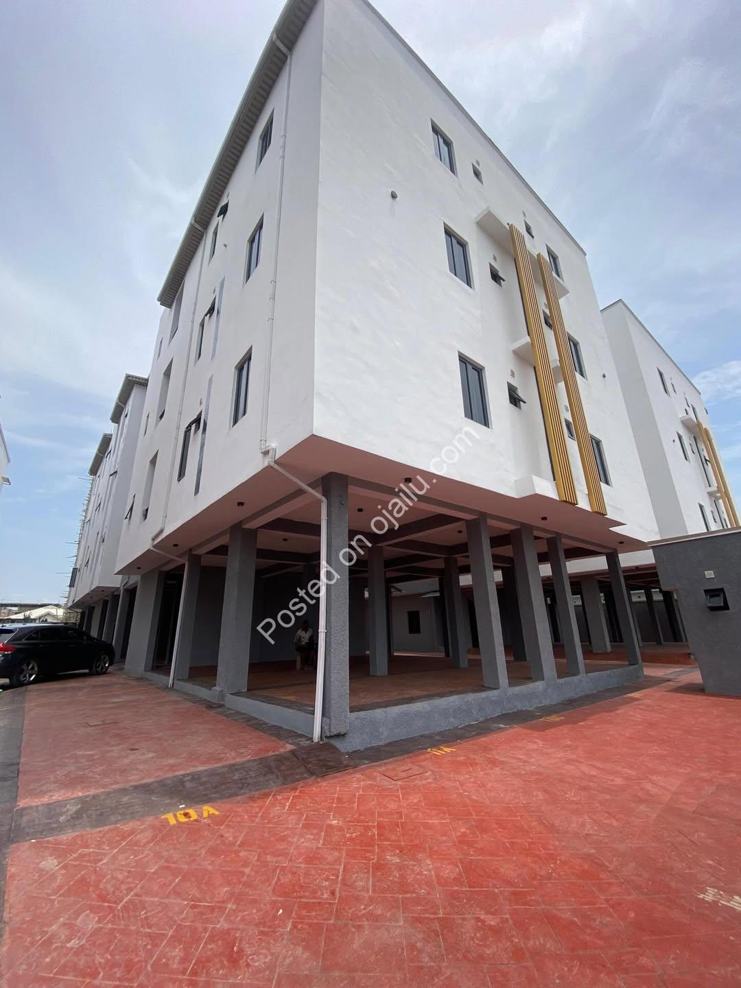 Lekki’s Finest: 2-Bed Luxury Haven with Gym & Balcony