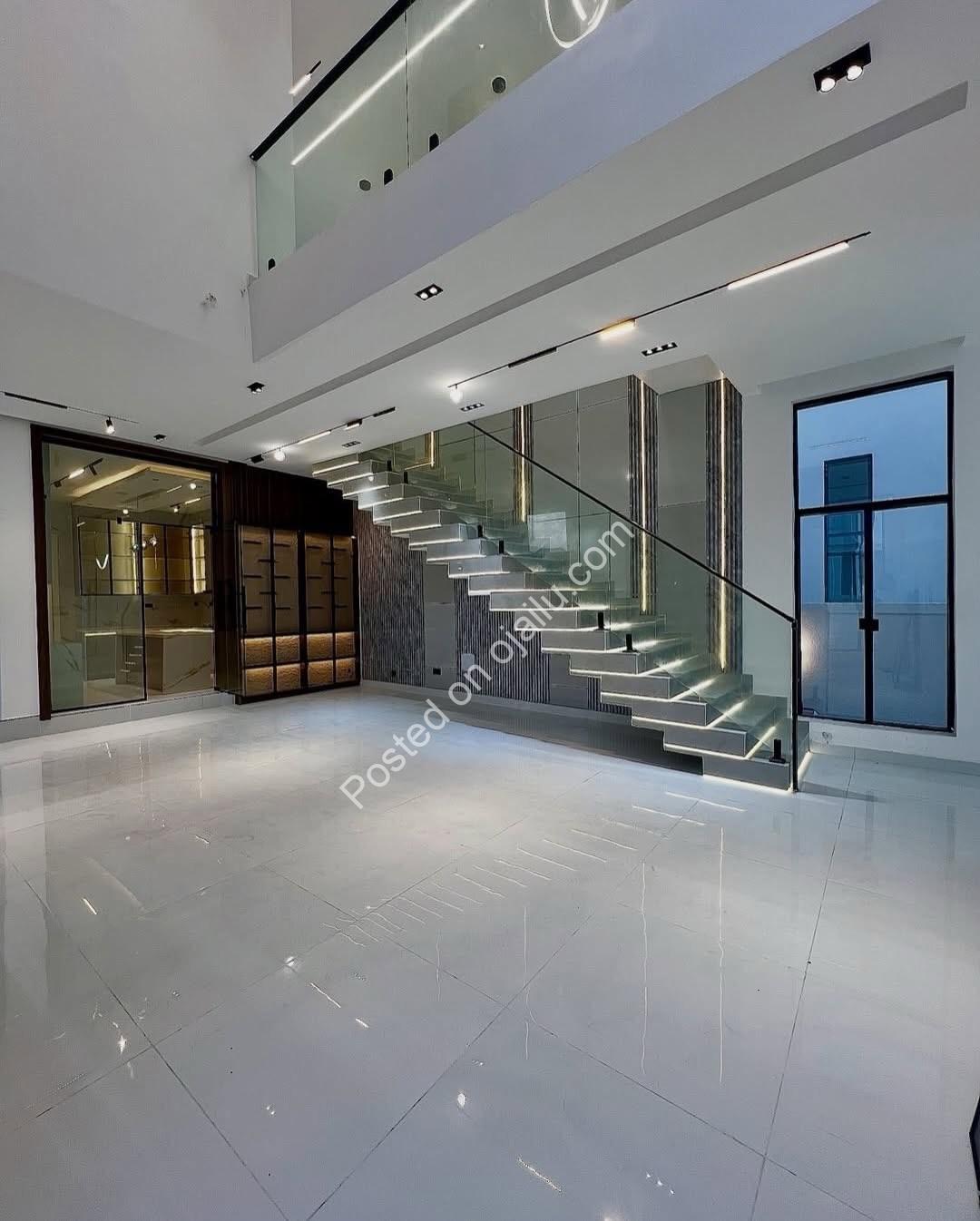 Exquisite 5-Bedroom Haven with Pool in Chevron