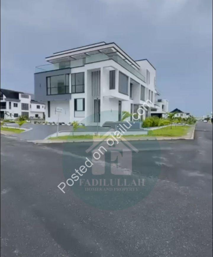 Exclusive 5-Bed Duplex with Private Cinema & Pool