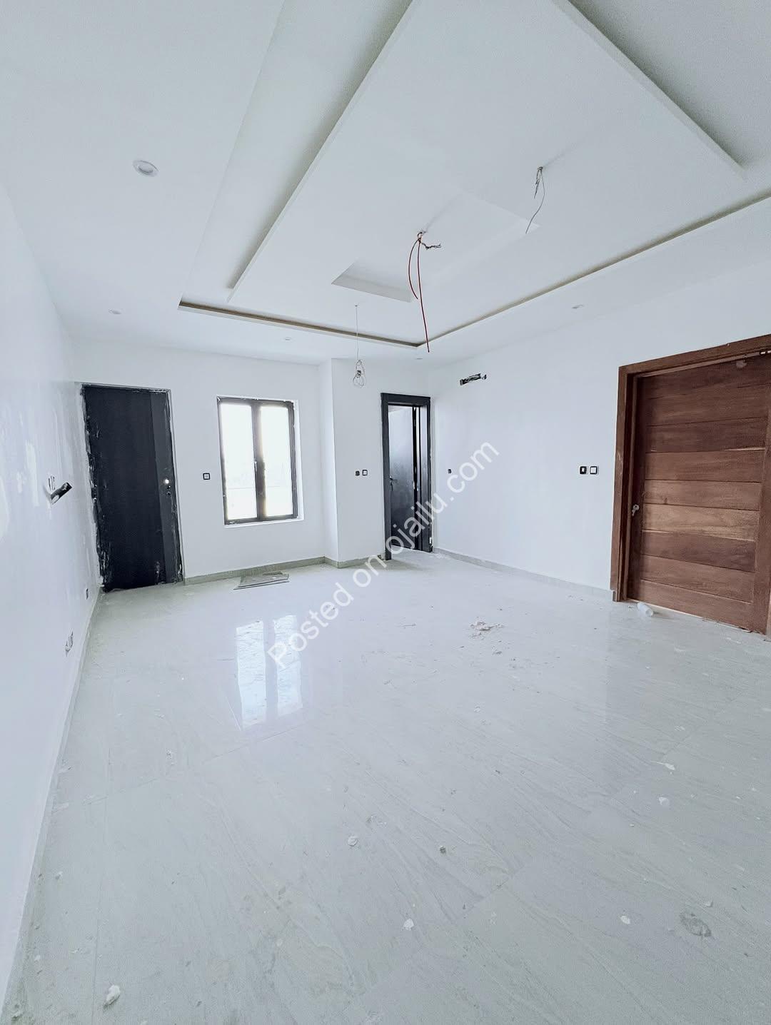 Sleek 3-Bedroom Oasis in Ikate’s Premier Estate