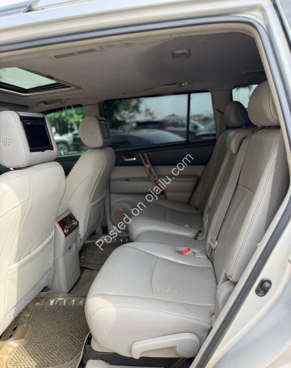 “Mint 2011 Toyota Highlander Limited: Keyless, Leather, Sunroof & More!”