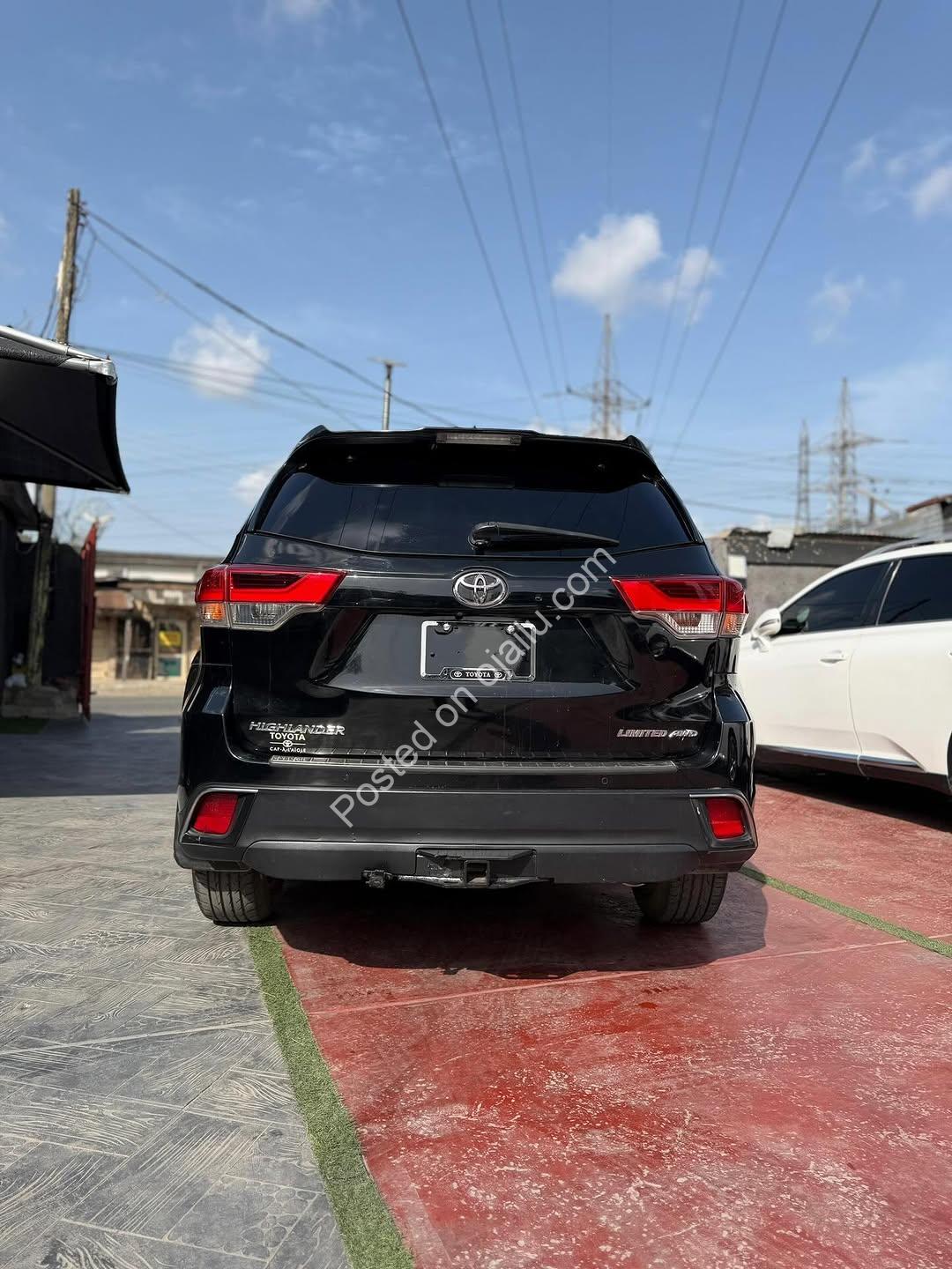 2018 Toyota Highlander: Luxury Tech & 6 Plugs Power