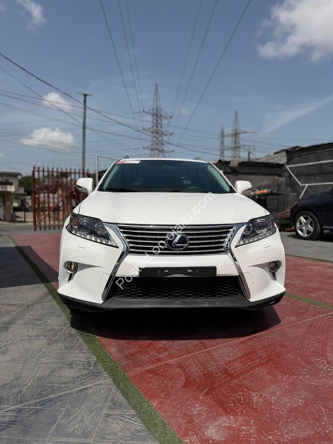 2018 Toyota Highlander: Luxury Tech & 6 Plugs Power