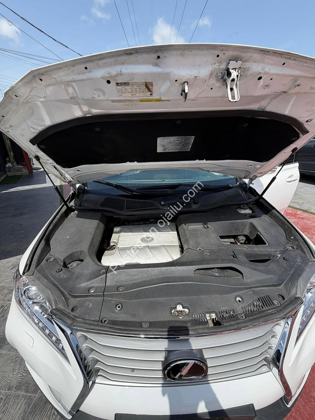 2018 Toyota Highlander: Luxury Tech & 6 Plugs Power