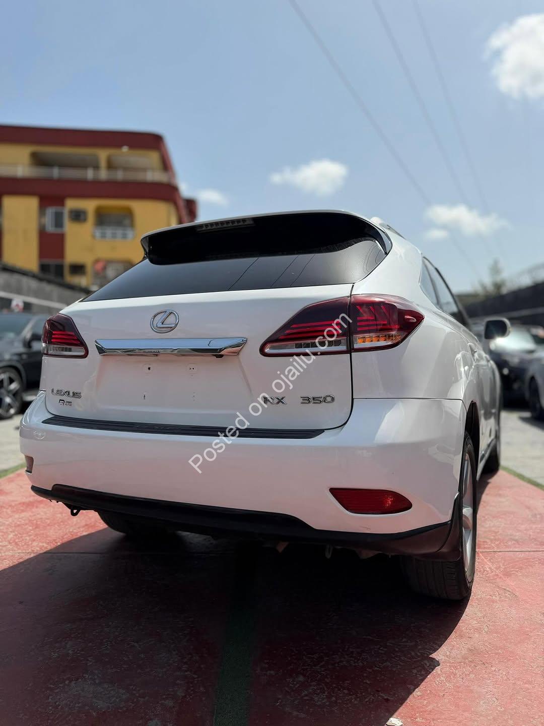 2018 Toyota Highlander: Luxury Tech & 6 Plugs Power