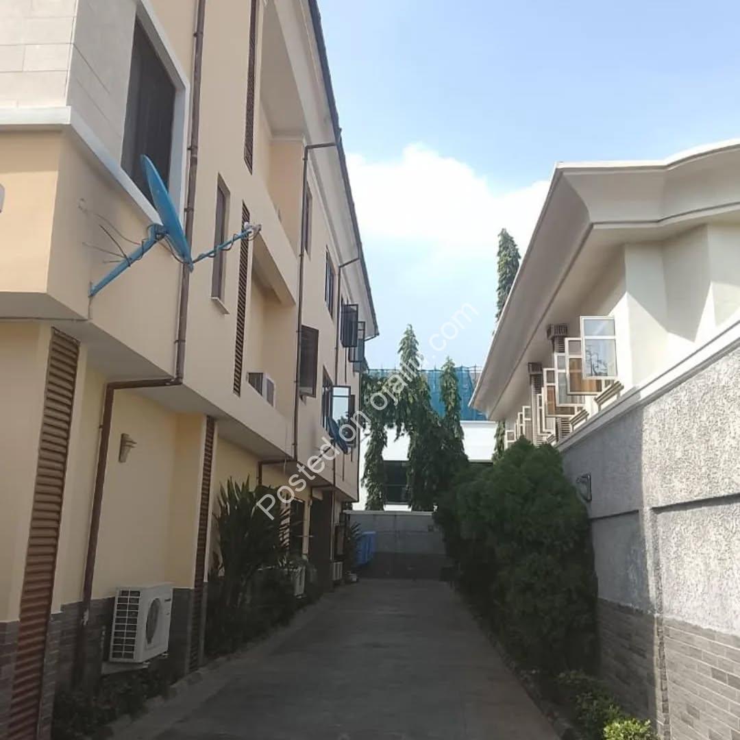 Serenity Meets Status: Your 2-Bed Oasis in Banana Island