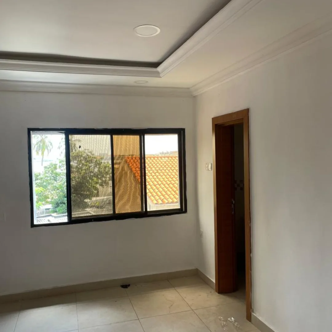 Riverside Elegance: Serviced 3-Bed + BQ with Jetty