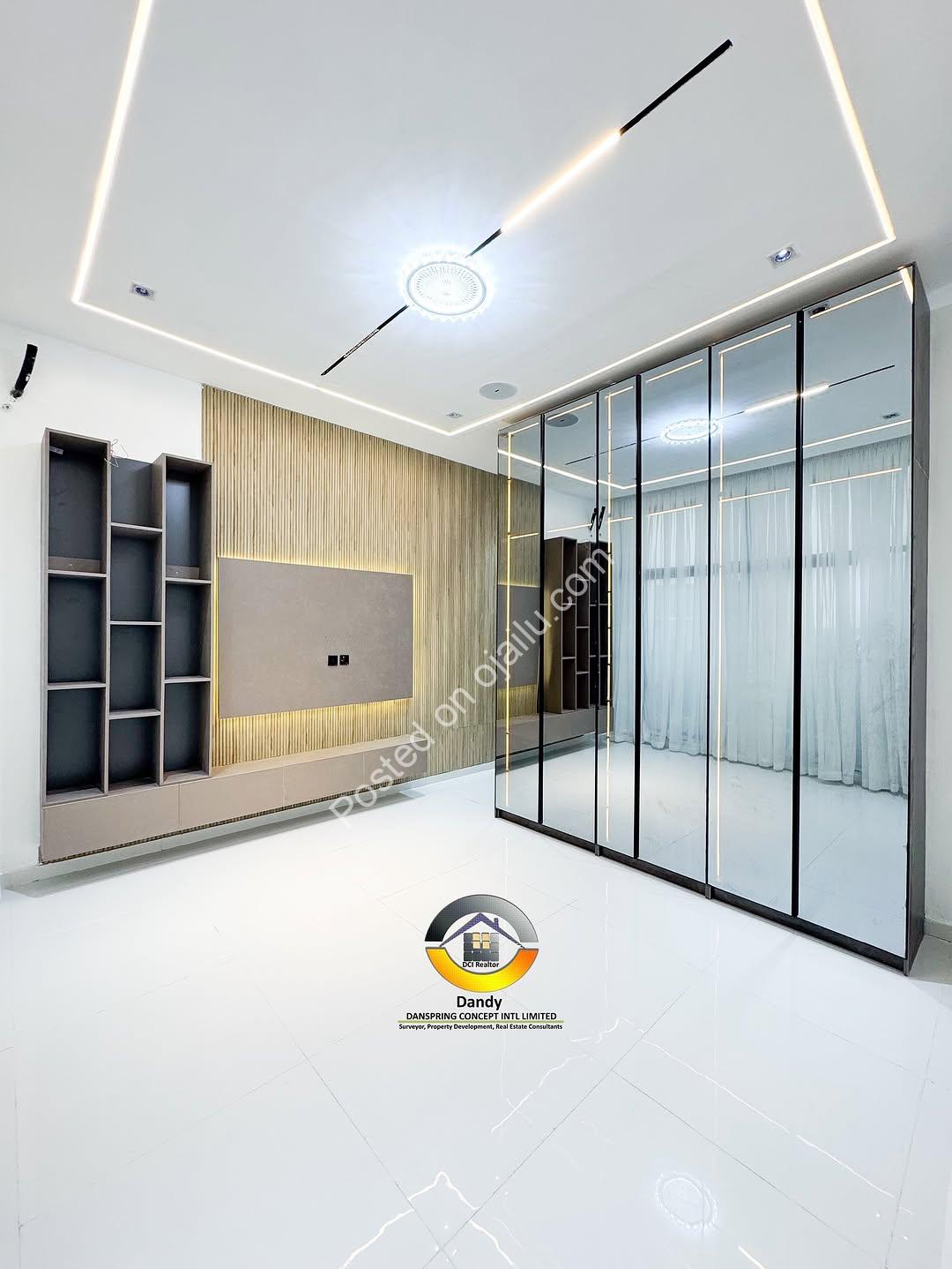 Smart 5-Bed Duplex: Pool, Mini Bar & Smart Home