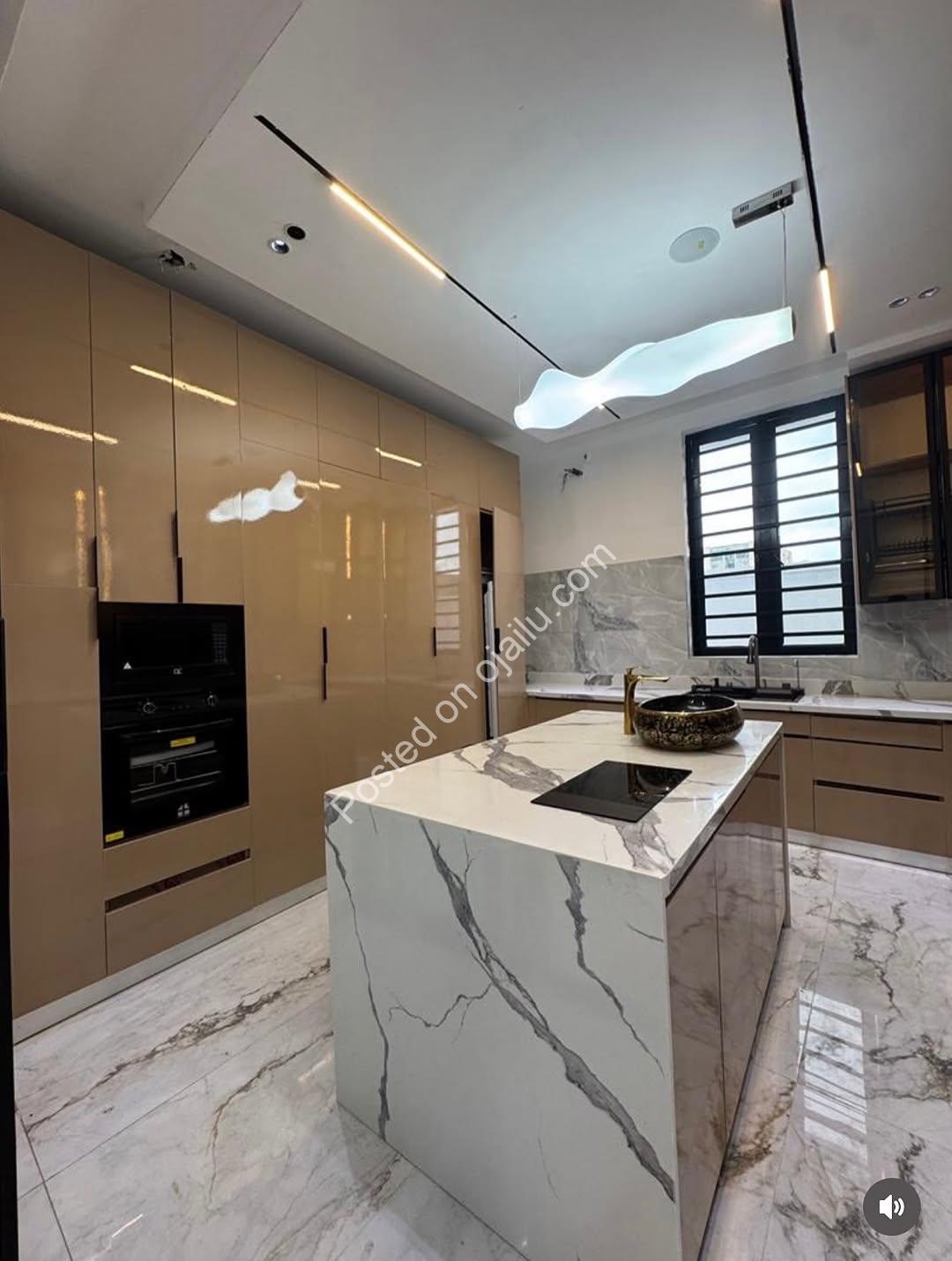 Lekki Phase 1: 5-Bedroom Oasis with Pool & Cinema