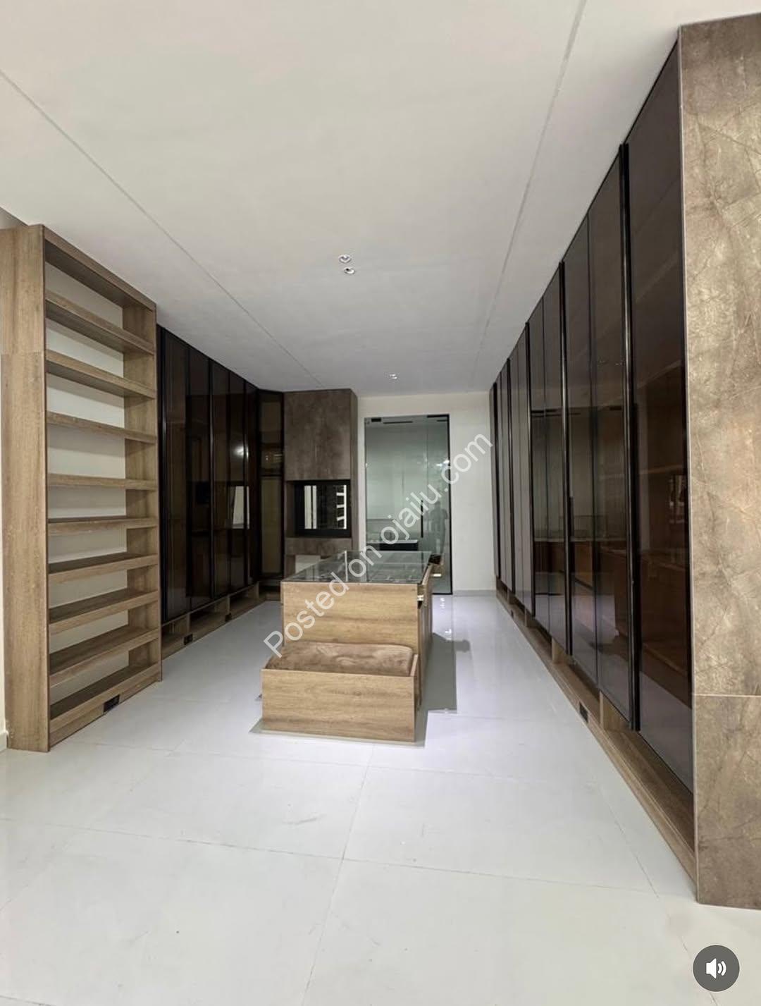 Lekki Phase 1: 5-Bedroom Oasis with Pool & Cinema