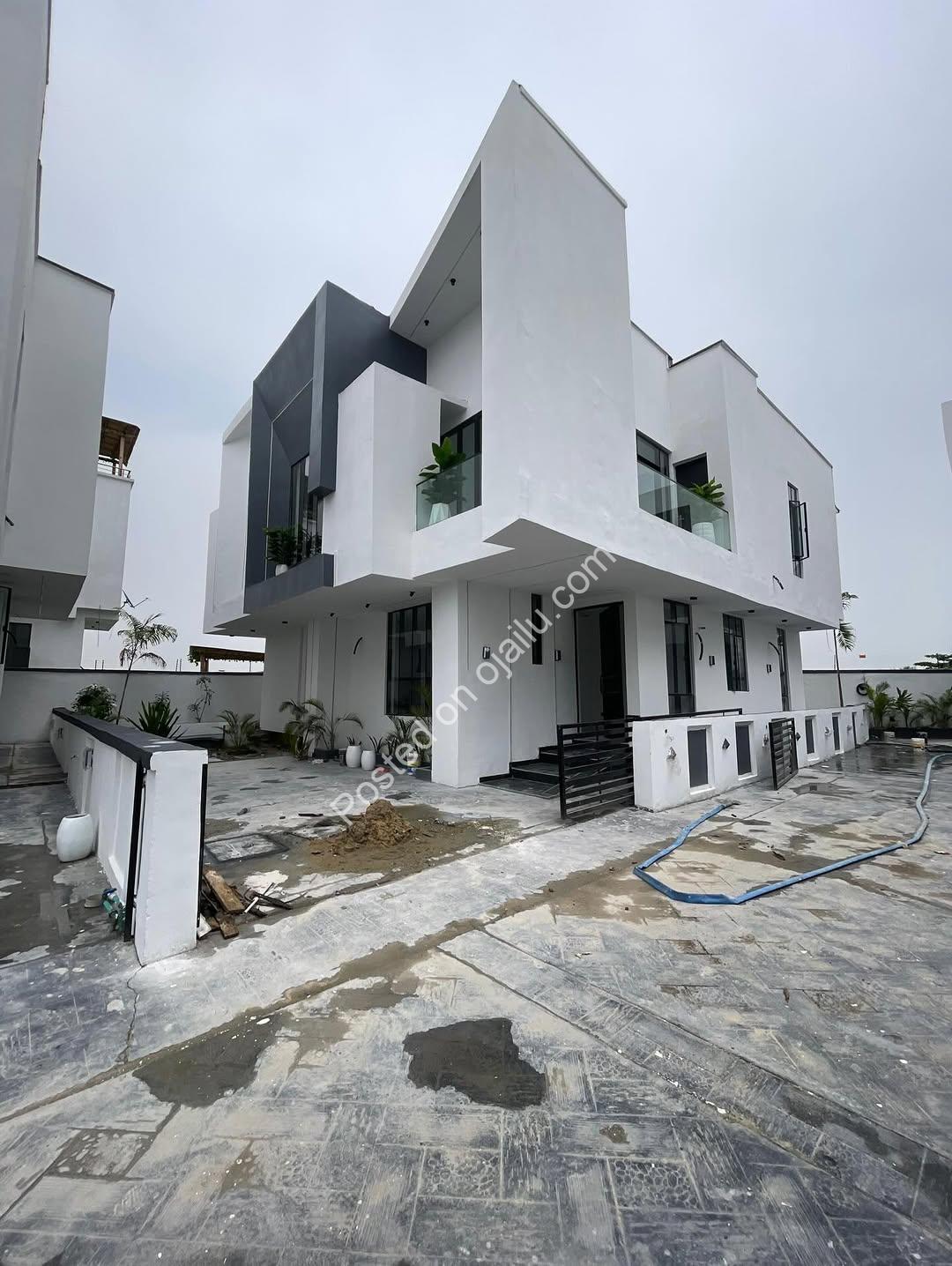 Grand 5-Bedroom Duplex in Prime Chevron Lekki
