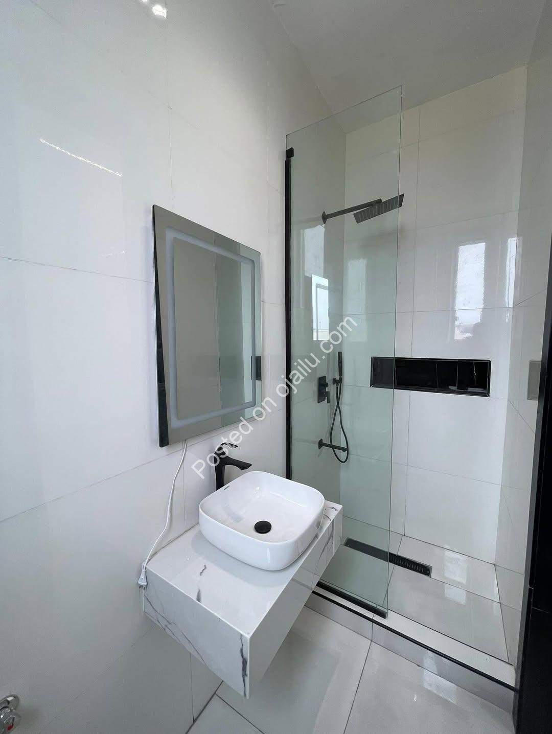 Grand 5-Bedroom Duplex in Prime Chevron Lekki