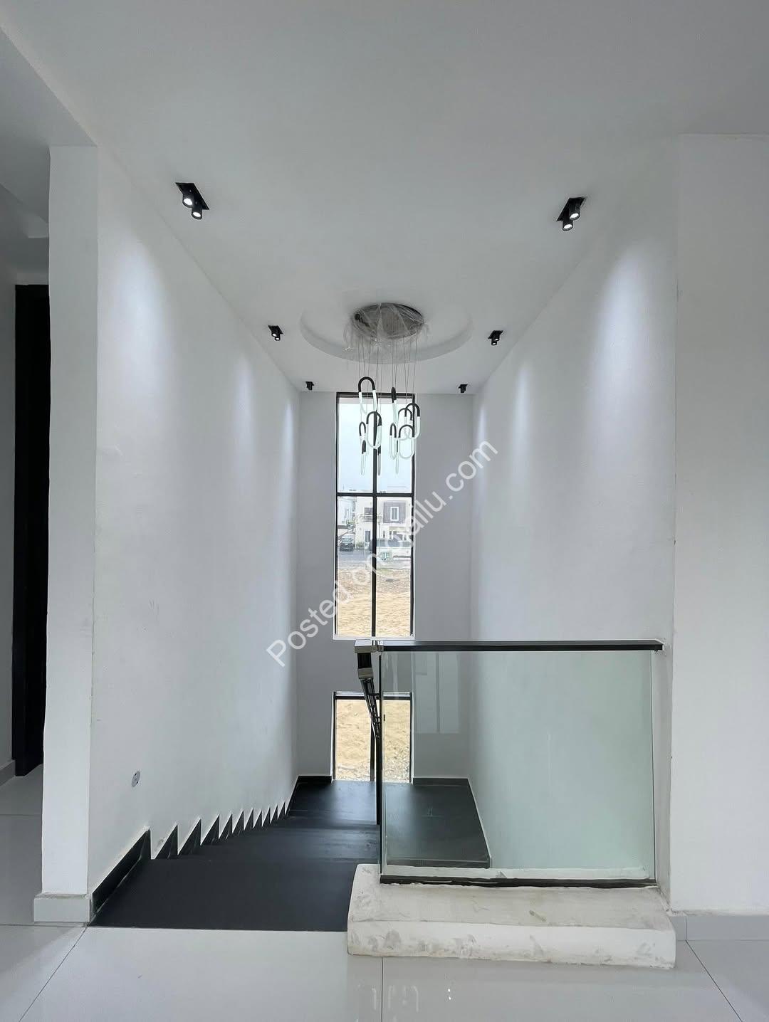 Grand 5-Bedroom Duplex in Prime Chevron Lekki