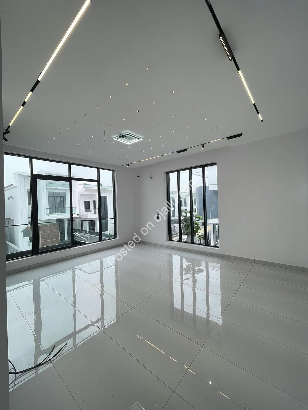 Grand 5-Bedroom Duplex in Prime Chevron Lekki