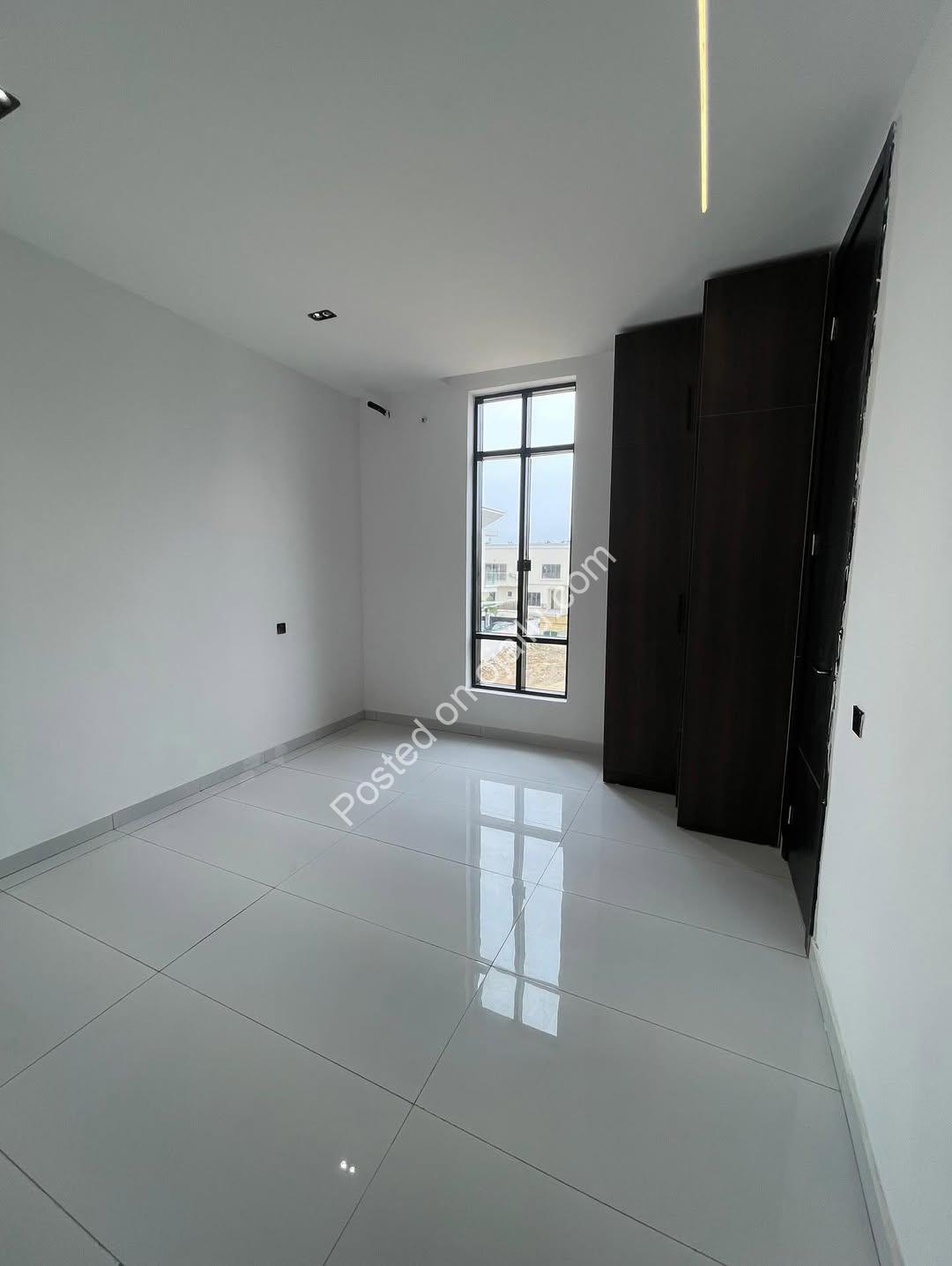 Grand 5-Bedroom Duplex in Prime Chevron Lekki