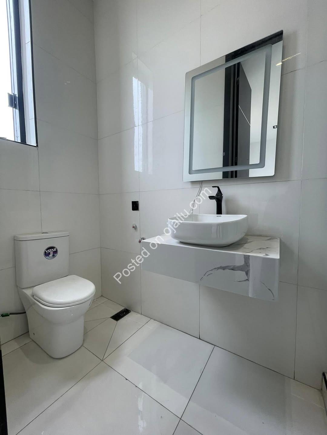 Grand 5-Bedroom Duplex in Prime Chevron Lekki