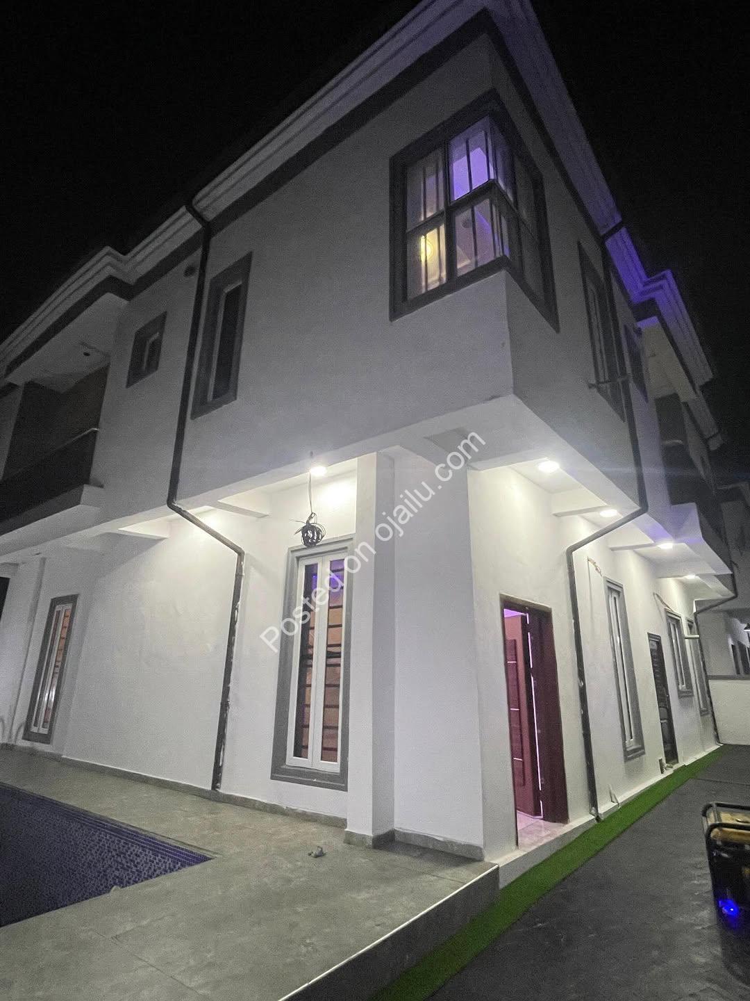 Chevron’s New Crown Jewel: 5BR Duplex, Pool & Jacuzzi