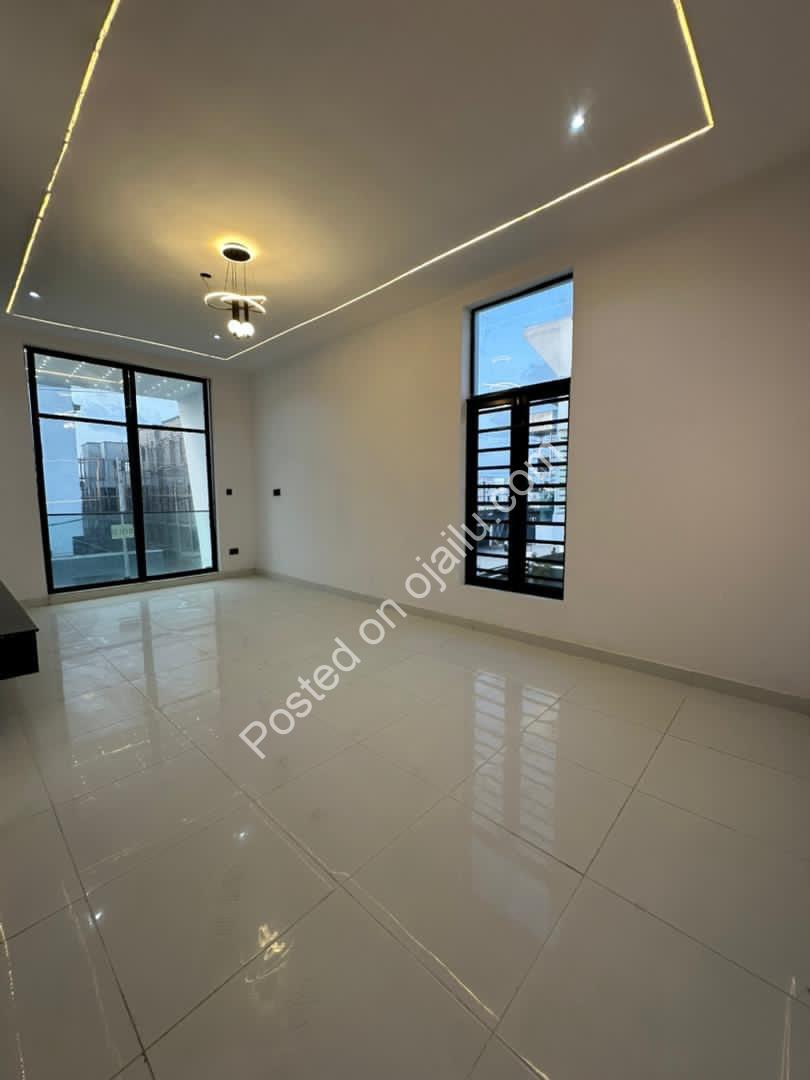Chevron’s New Crown Jewel: 5BR Duplex, Pool & Jacuzzi