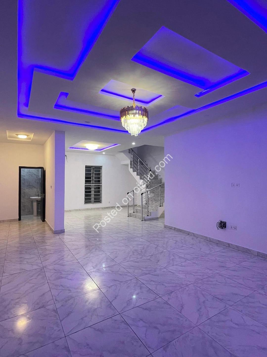 Chevron’s New Crown Jewel: 5BR Duplex, Pool & Jacuzzi