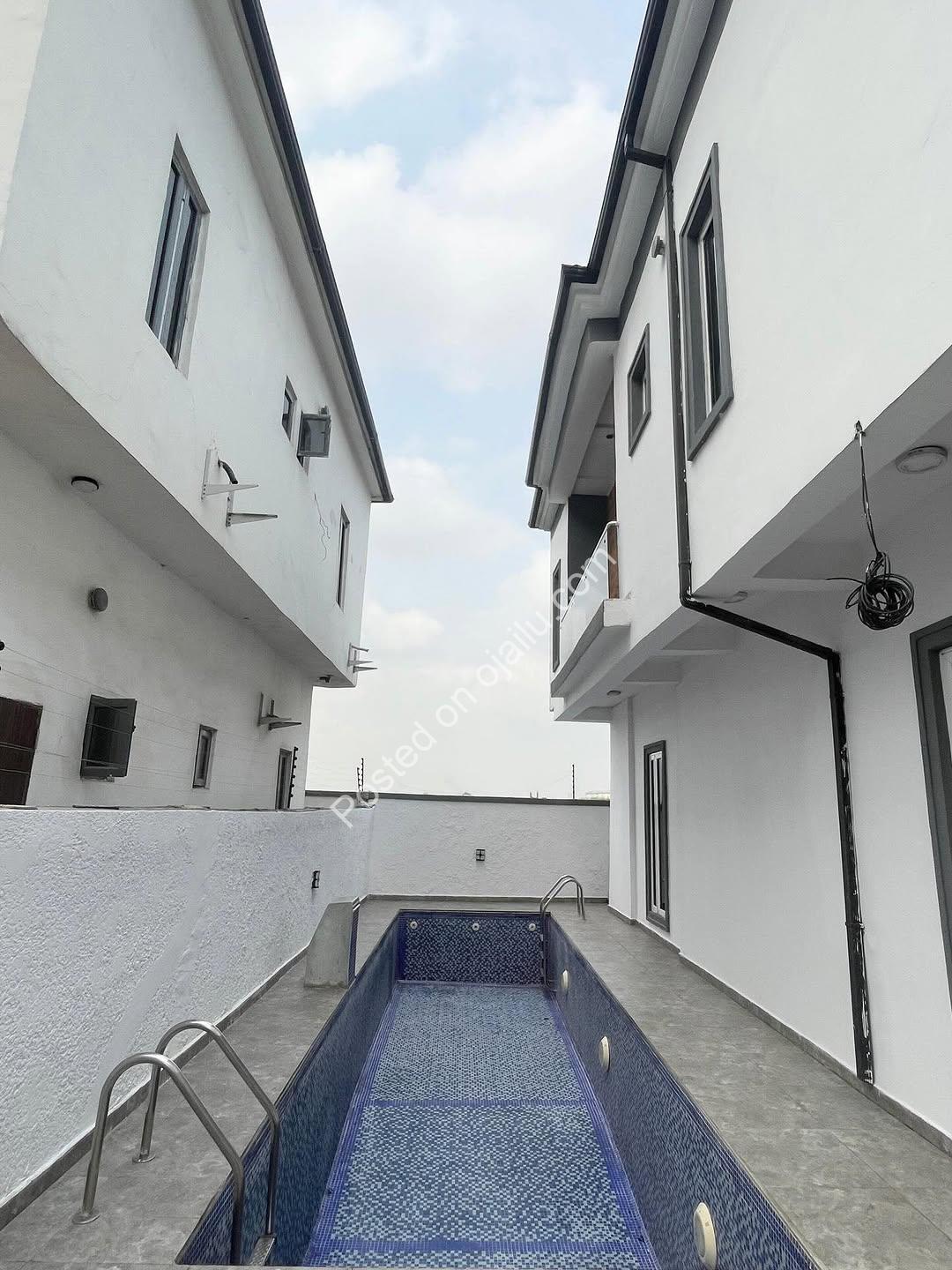 Chevron’s New Crown Jewel: 5BR Duplex, Pool & Jacuzzi