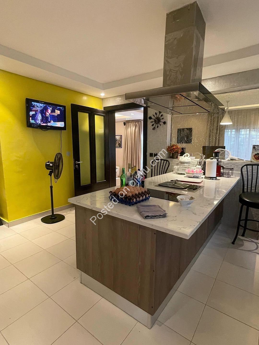 Stunning 5-Bed Mansion with Pool & Smart Home in Chevron
