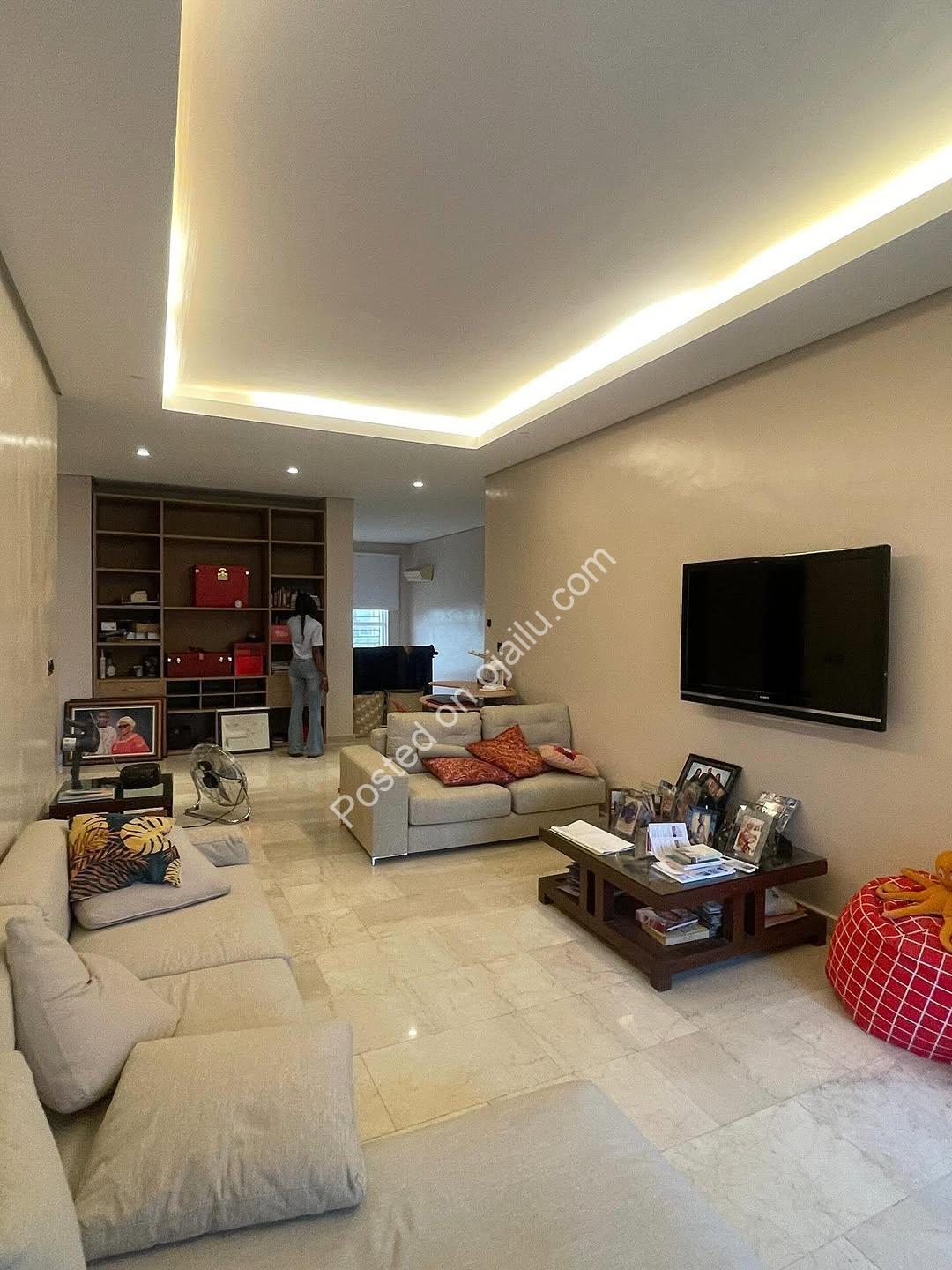 Stunning 5-Bed Mansion with Pool & Smart Home in Chevron