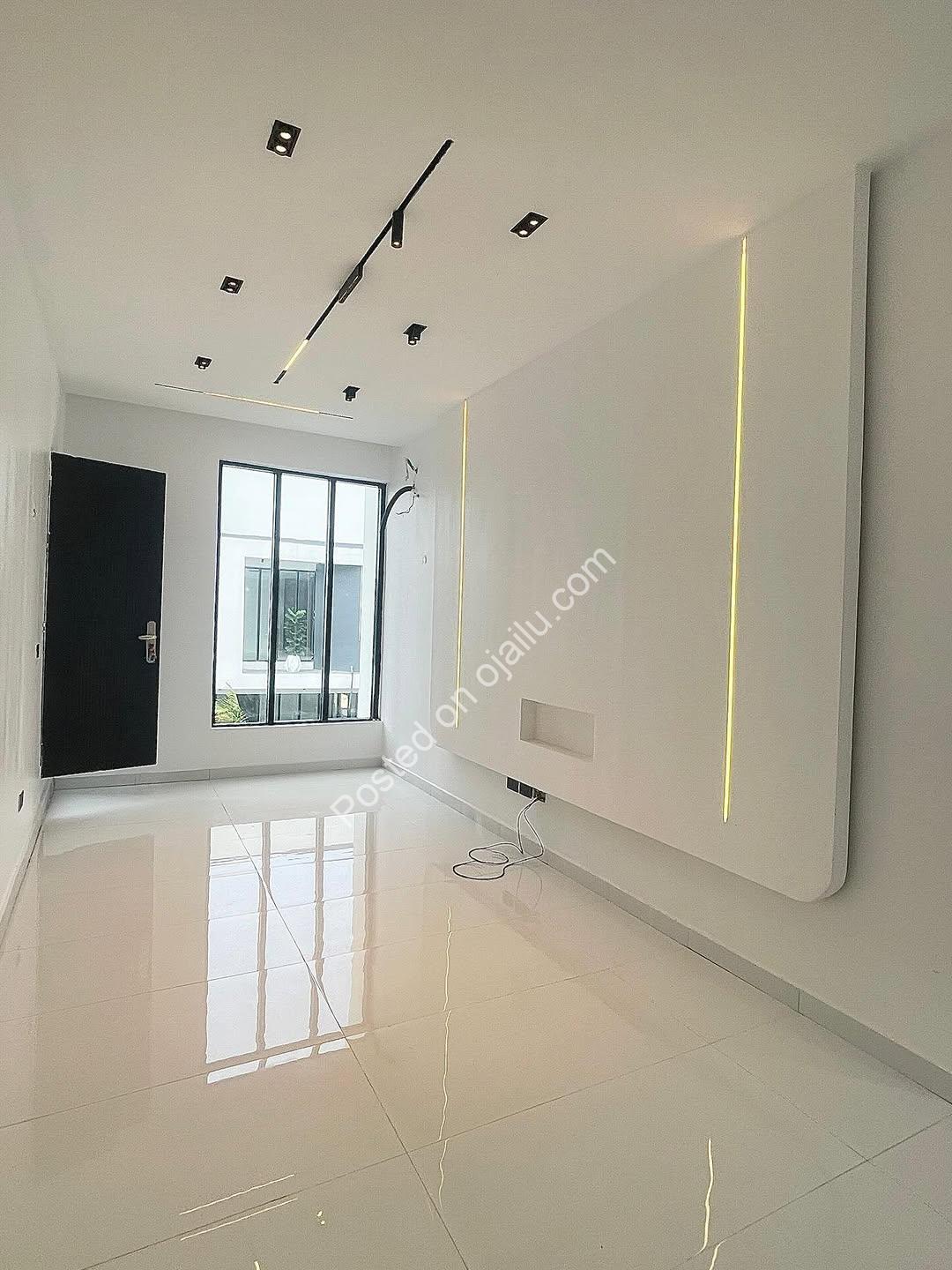 **Elegance Meets Serenity: 5-Bed Duplex in Chevron**