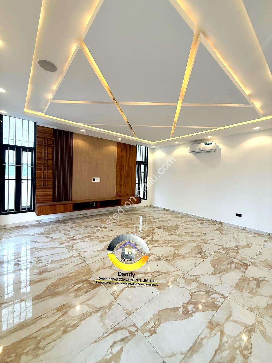 Experience Ocean-View Luxury: 6-Bed Duplex with Cinema & Rooftop Terrace