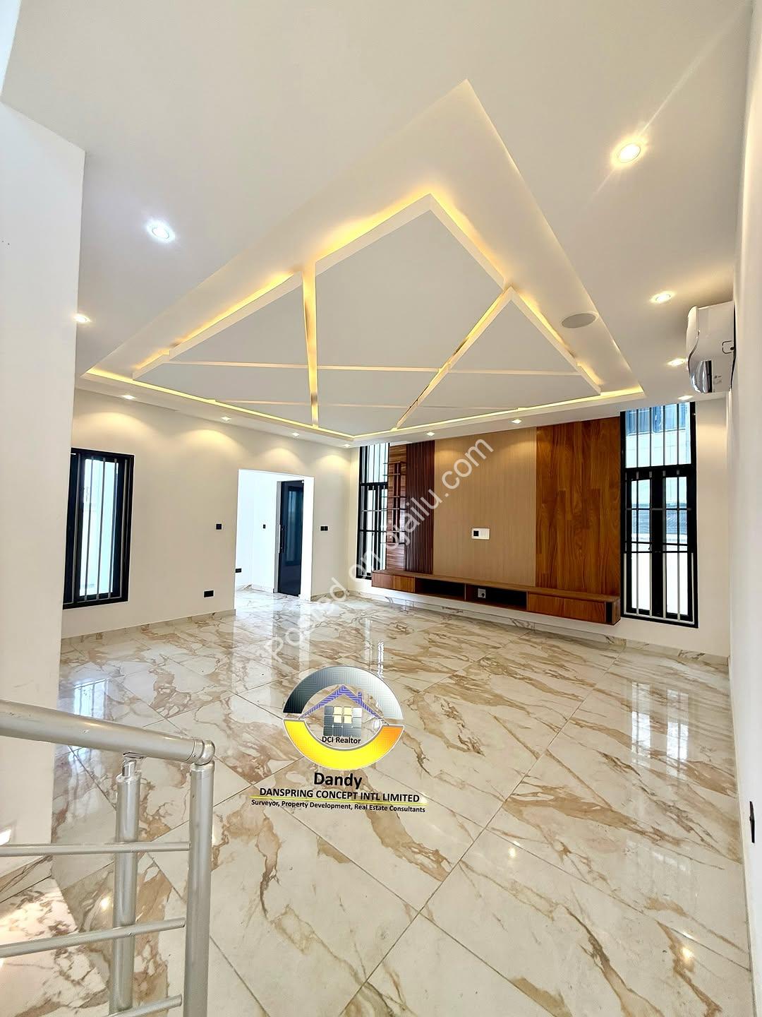 Experience Ocean-View Luxury: 6-Bed Duplex with Cinema & Rooftop Terrace