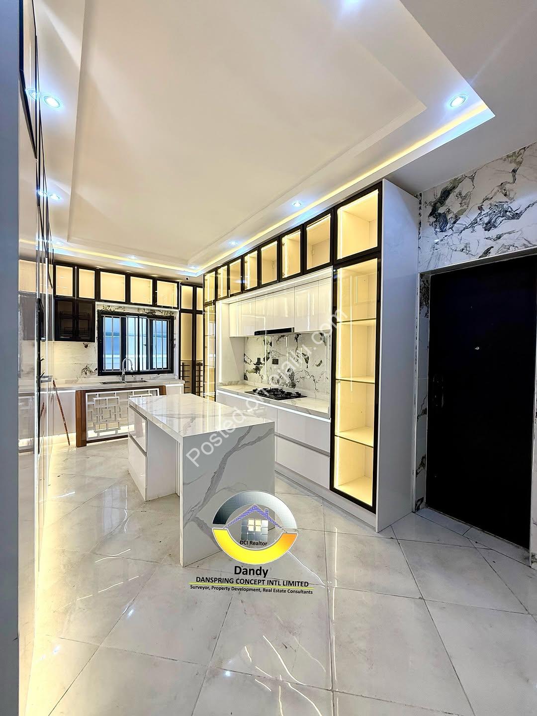 Experience Ocean-View Luxury: 6-Bed Duplex with Cinema & Rooftop Terrace