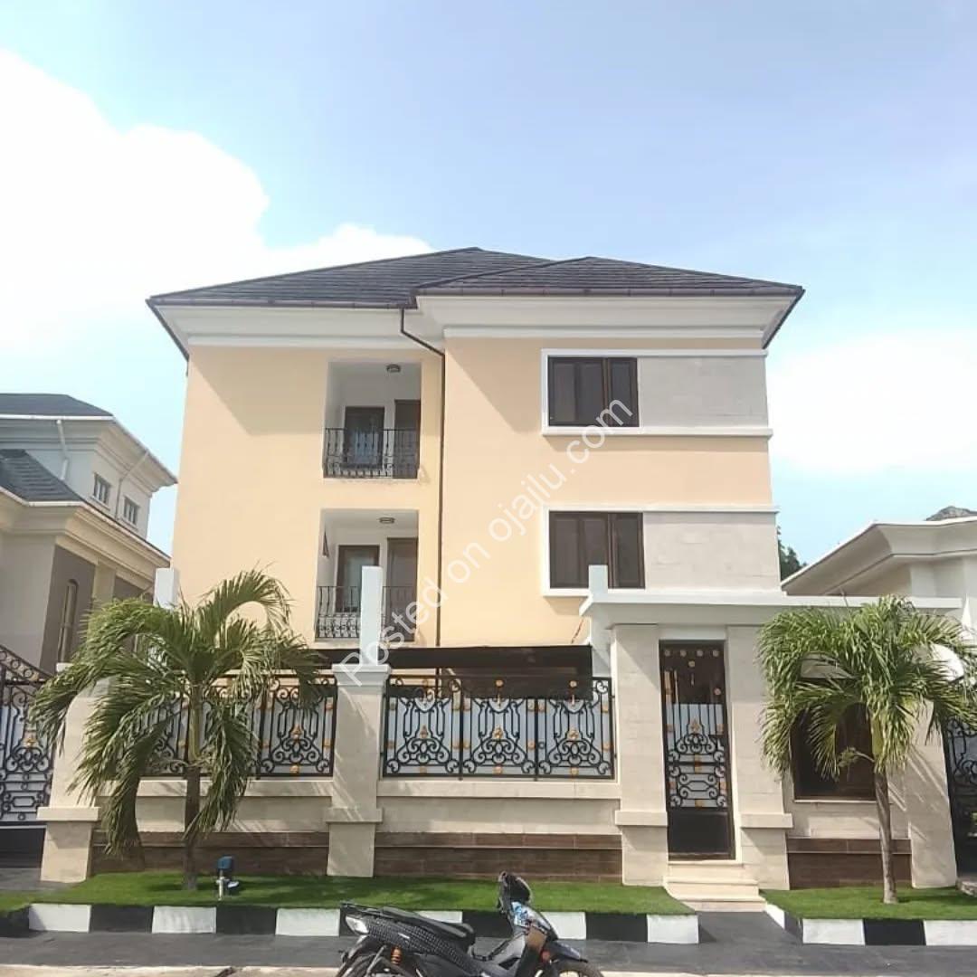 Serenity Meets Status: Your 2-Bed Oasis in Banana Island