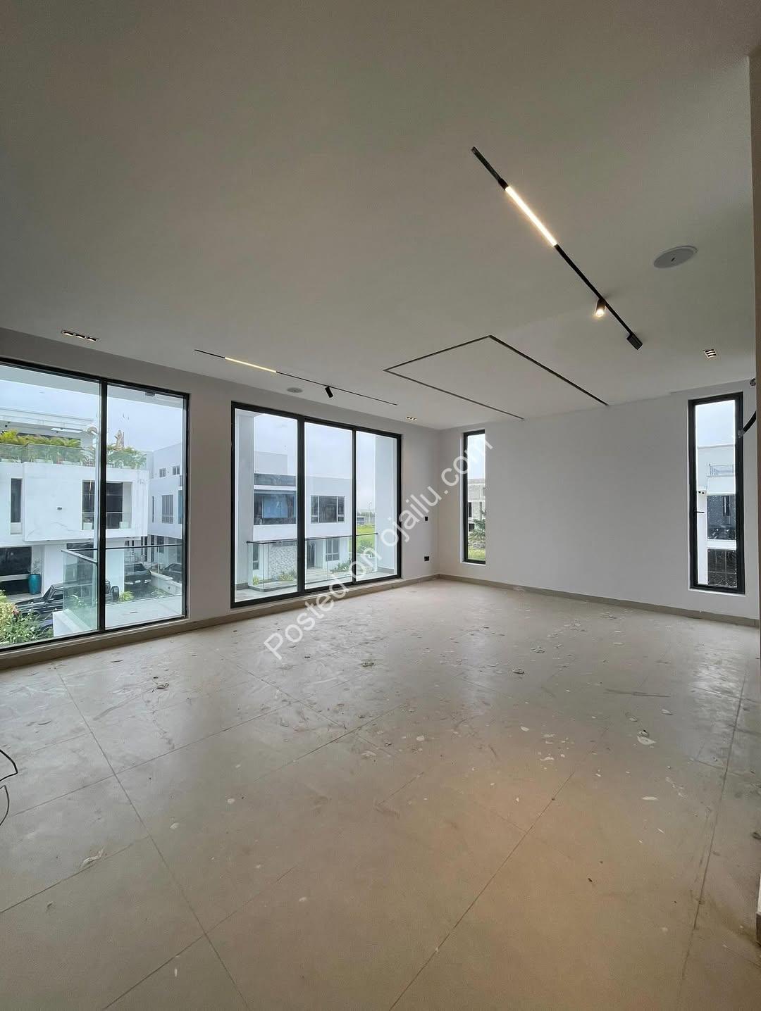 5 Bed Semi-Detached Duplex: Cinema, Gym & Pool Included